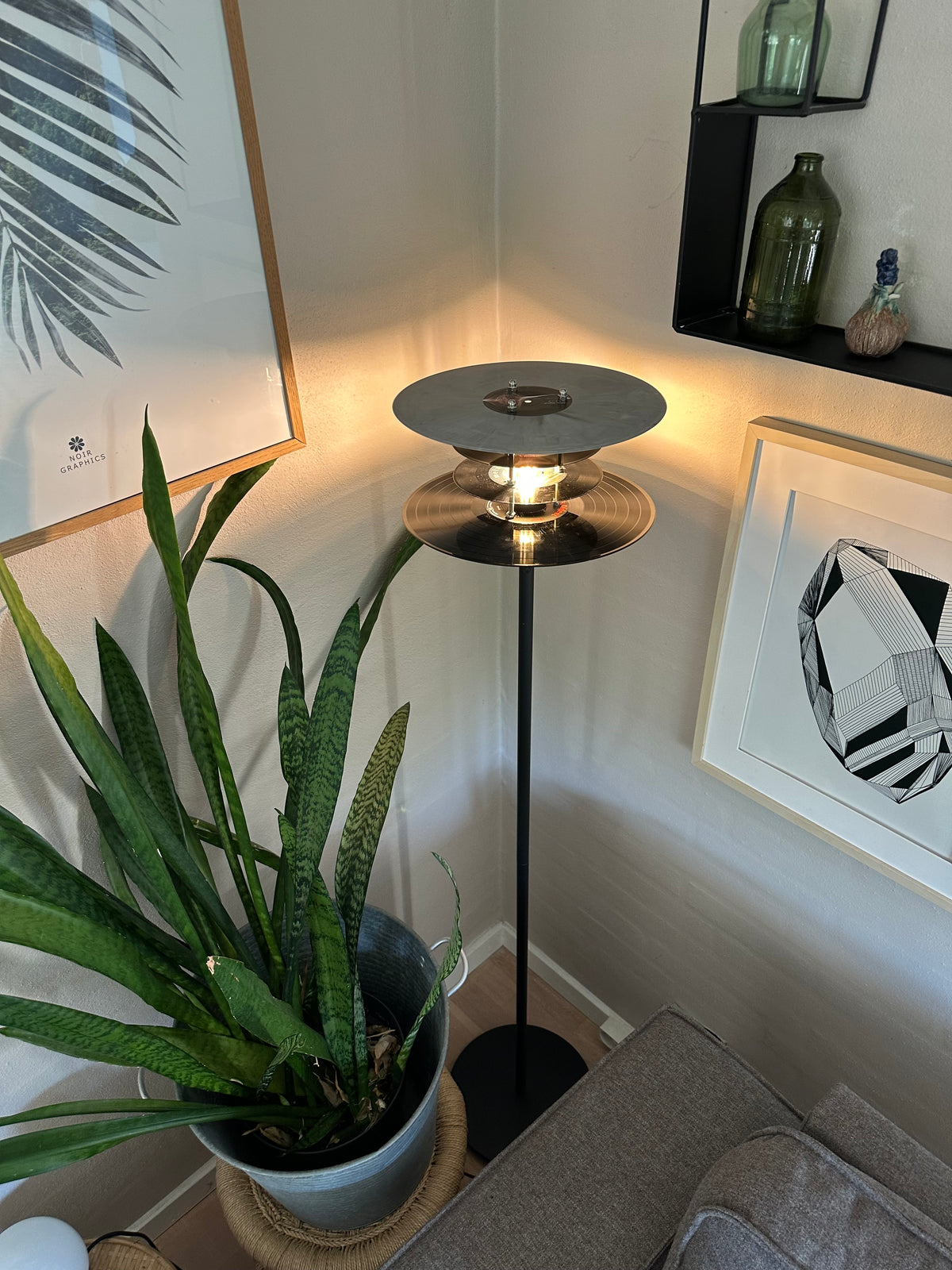 Vinylplade Gulvlampe – Håndlavet i Danmark | GrooveGlow