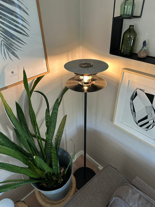 Vinylplade Gulvlampe – Håndlavet i Danmark | GrooveGlow